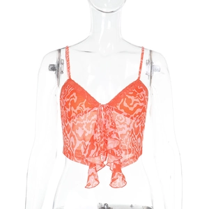 Dettaglio di un crop top con volant con stampa astratta arancione e design stringato