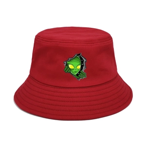 Détail du chapeau bob en coton rouge avec écusson alien vert et coutures renforcées