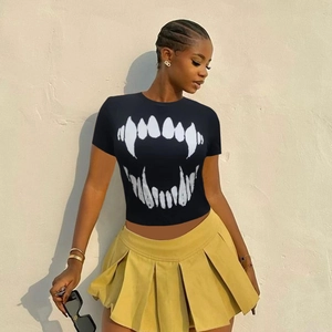 Détail du crop top noir avec un imprimé graphique blanc audacieux de bouche à crocs