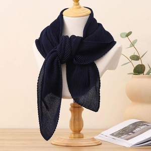 Vue détaillée d'une écharpe plissée bleu foncé nouée avec style sur un mannequin