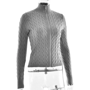 Détail macro de la maille torsadée grise et du zip sur le pull à col montant