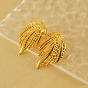Boucles d'oreilles clous ailes en acier inoxydable doré avec détails de corde tressée
