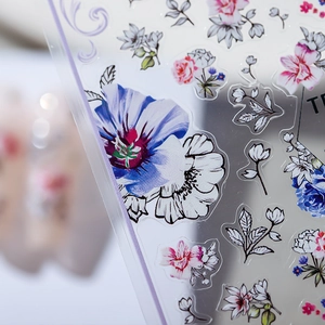 Florale Nageltattoos mit ultradünner transparenter Basis und realistischen Blütenmotiven