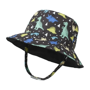 Vue détaillée d'un chapeau de soleil enfant avec motifs dinosaures et cordon réglable