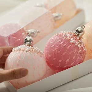 Rosa und beige Weihnachtsball-Set mit Netzgewebe, Perlenverzierung und weißer Geschenkbox