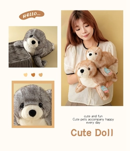 Dettaglio dei peluche a forma di foca con texture di pelliccia morbida e tratti realistici