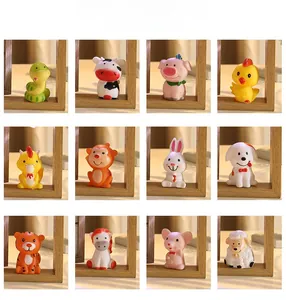 Vue détaillée de 12 figurines du zodiaque dans un cadre photo rotatif en bois clair