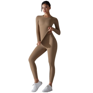 Ensemble de yoga marron avec haut à manches longues et legging taille haute gainant