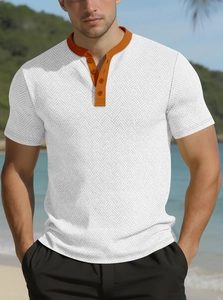 Détail du t-shirt Henley ajusté blanc avec col contrasté orange et texture à chevrons