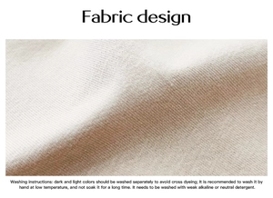 Détails de la texture du tissu et instructions de lavage pour cette robe beige