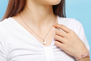 Collier élégant avec pendentif cœur en or rose et incrustation de nacre sur mannequin