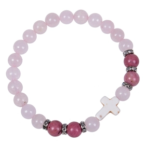 Détail d'un bracelet en perles roses avec un pendentif croix en zircon et des entretoises