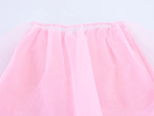 Detail der rosa Organza-Rock-Taille mit elastischem Bund und feiner Netzstruktur