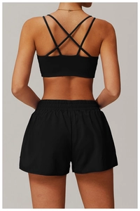 Vue arrière du soutien-gorge de sport à dos croisé noir et short de sport élastique