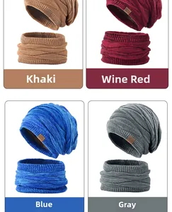 Nahaufnahme von Strickmützen und Schals in Khaki, Weinrot, Blau und Grau Sets