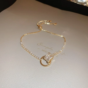 Bracelet ajustable en or avec pendentif losange géométrique et fleurs diamantées