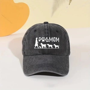 Détail de la casquette en denim gris délavé avec imprimé Dog Mom et finitions couture