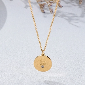 Collier doré en acier inoxydable avec pendentif rond Good Luck orné d'un cristal brillant
