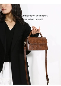 Dettaglio della pelle marrone vintage e fibbia in metallo della borsa da donna