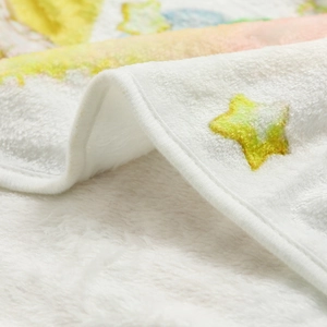 Detail der weichen Baby-Meilensteindecke mit feiner Naht und Plüschtextur