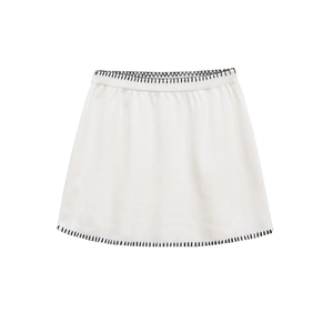 Falda corta de punto para mujer en color crema con costuras bordadas negras en contraste