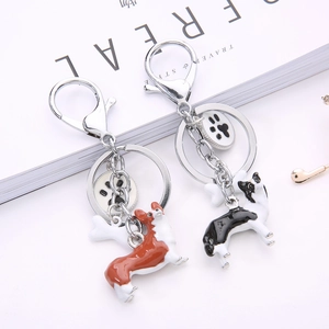 Porte-clés chien Corgi 3D en alliage de zinc avec breloques patte et os sur fond blanc