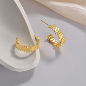 Minimalist gold-plated irregular C-shape earrings with textured vertical ridges