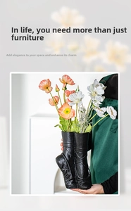 Detail einer schwarzen Keramikvase in Ballettschuhform mit realistischer Lederstruktur