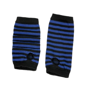 Détail de gants tricotés sans doigts à rayures bleues et noires avec trou pour le pouce