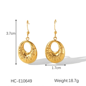 Detail showing dimensions of gold hollow relief earrings with size markings and weight