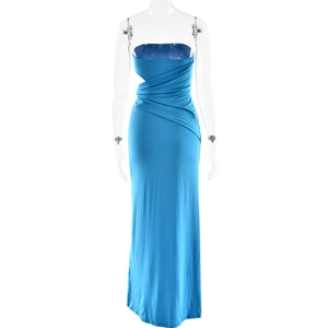 Détail de la découpe à la taille et du tissu plissé sur cette robe longue bleue