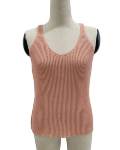 Nahaufnahme des rosa Strickoberteils mit V-Ausschnitt und feiner Strickgewebestruktur