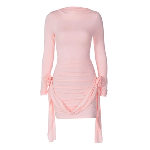 Robe moulante rose à manches longues avec texture plissée et détail de fleur