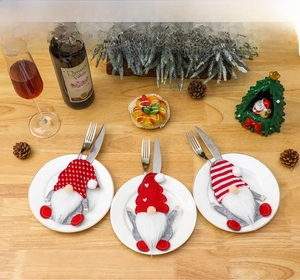 Detailansicht der Besteckhalter im Zwergen-Stil auf weißen Tellern mit Weihnachtsdeko