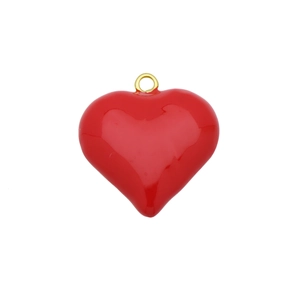 Detail eines roten Herzanhängers mit polierter Oberfläche und goldenem Ring auf Weiß