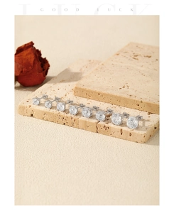 Ligne de boucles d'oreilles en argent S925 avec pierres brillantes de tailles variées