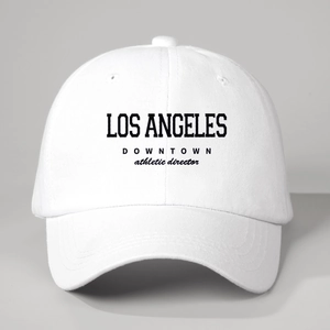 Gros plan de la broderie Los Angeles Downtown Athletic Director sur casquette blanche