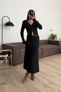 Dettaglio del set in maglia nera con cardigan scollo a V e gonna lunga aderente