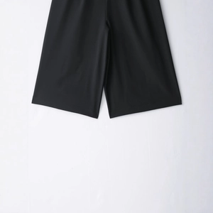 Short décontracté noir à taille haute pour femme avec coupe large et tissu fluide