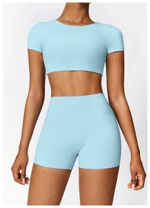 Vue de face d'un ensemble bleu clair avec haut court et short de yoga