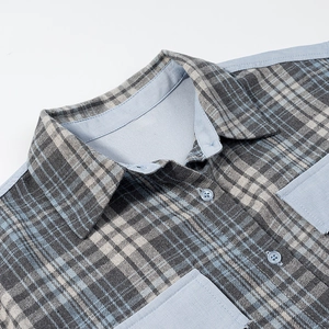 Gros plan du col de chemise à carreaux avec empiècement en denim bleu sur l'épaule