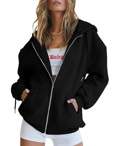 Detail van een zwarte oversized hoodie met trekkoord en metalen ritssluiting textuur