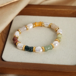 Bracelet vintage en perles baroques avec pierres naturelles sur présentoir en velours