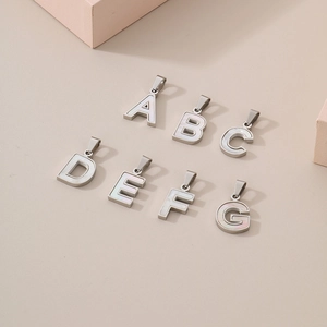 Pendentifs alphabet en acier titane A-G avec incrustation de nacre et finition argent