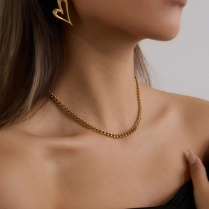 Classic 18K gold-plated 5mm flat chain necklace and heart earrings on a female model