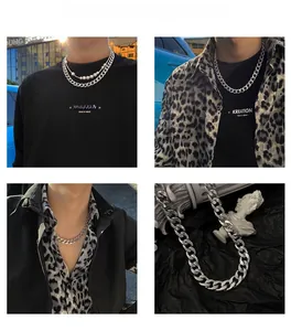 Détail du collier chaîne cubaine argentée avec accents de perles pour style streetwear