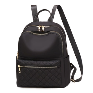 Mochila de nailon negra para mujer con detalles acolchados y acabados dorados