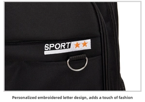 Detalle de mochila en tela Oxford con bordado SPORT blanco y gancho metálico en forma de D