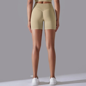Détail du short de yoga sans couture kaki avec couture en V pour un effet galbant et texture