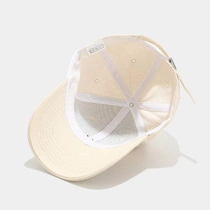 Vista interna del cappellino beige 100% cotone con struttura a 6 pannelli e fascia